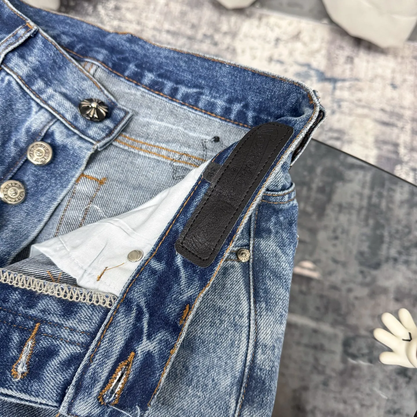 P320 Chrome Heart Blue Ox King Graffiti Multi-Color Leather Jeans [Same Style as L*Xiang] Chrome Heart Blue Ox King Graffiti Multi-Color Leather Jeans are the “king of the market” in the fashion industry! Made of high-quality denim and processed through complex washing processes, the distressed effect is super unique. The multi-color leather and graffiti design bring out the cool street genes of Crowe. Each pair of pants is unique, and you can directly transform into a street trend ICON when you put it on. The matching method is super cool: High street style: Pair it with a black hooded sweatshirt, thick-soled boots, and stacked silver chains. When you go to the stage or on the street, you will have an aura of 2.8 meters. You can slay at concerts and out on the street. Mix and match trendy styles: wear a suit jacket + canvas shoes for boys, and wear a short crop top + dad shoes for girls. Mix and match to create a sense of contrast, full of fashion sense, and the hair tie will get likes in seconds when taking photos. Couples share the same style: one pair with each other, the boy wears a solid color T + sneakers, the girl wears a short top + sneakers, they are the most eye-catching trendy couple when they go out, and they keep turning heads! No matter what your style is, these pants can help you grasp the essence of the trend. It is a must-have for trendy players. You will look the most beautiful on the street when you put it on! Size: 28/30/32/34/36 Waist: 70/75/80/85/90 Pants length: 102/104/106/108/110